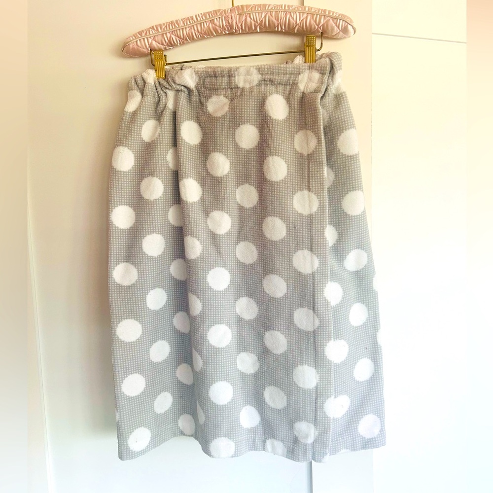 Bath wrap grey with white dots